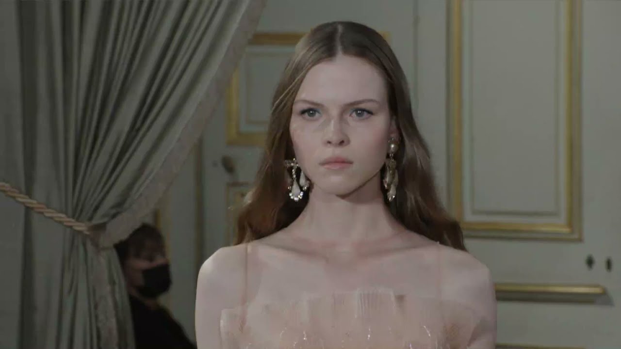 Giorgio Armani Privé - Fall Winter 21-22 Fashion Show