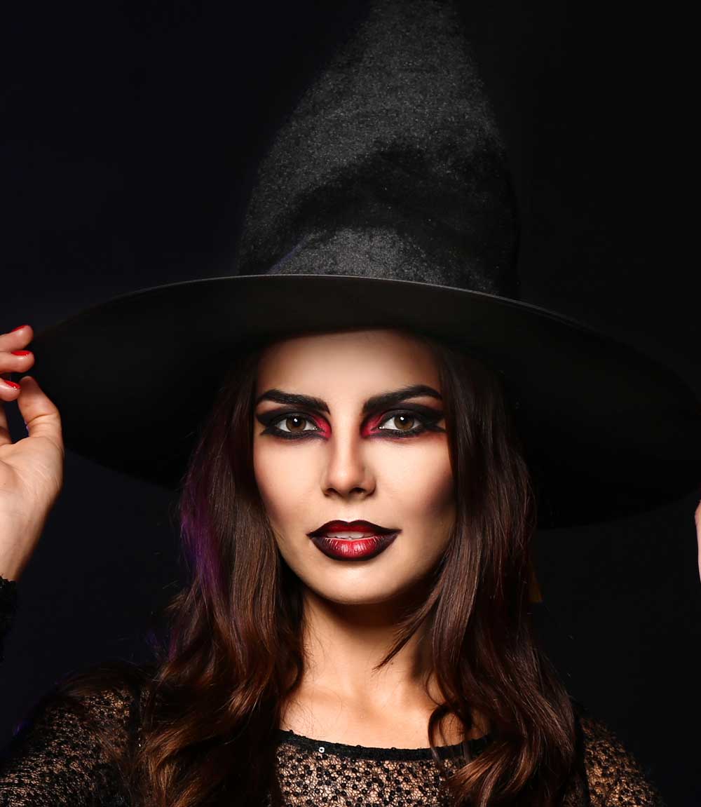 Trucco strega Halloween, ragazza truccata con rossetto nero e