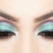 Trucco verde elegante per occhi scuri