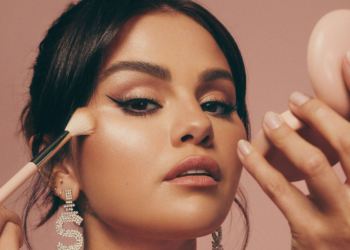 Illuminante Rare Beauty Positive Light Silky Touch