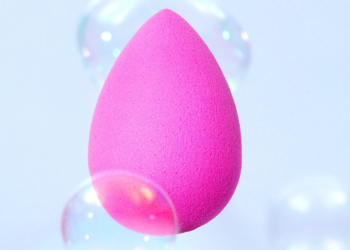 Come applicare il fondotinta con la Beauty Blender