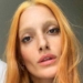 Levante cambia look con capelli ginger e sopracciglia schiarite