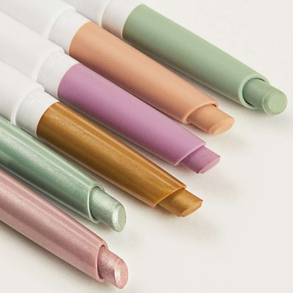 Trucco da giorno con ombretti stylo Trucco da giorno con ombretti stylo
