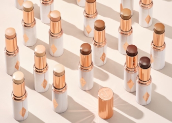 Fondotinta Unreal Skin Sheer Glow Tint di Charlotte Tilbury