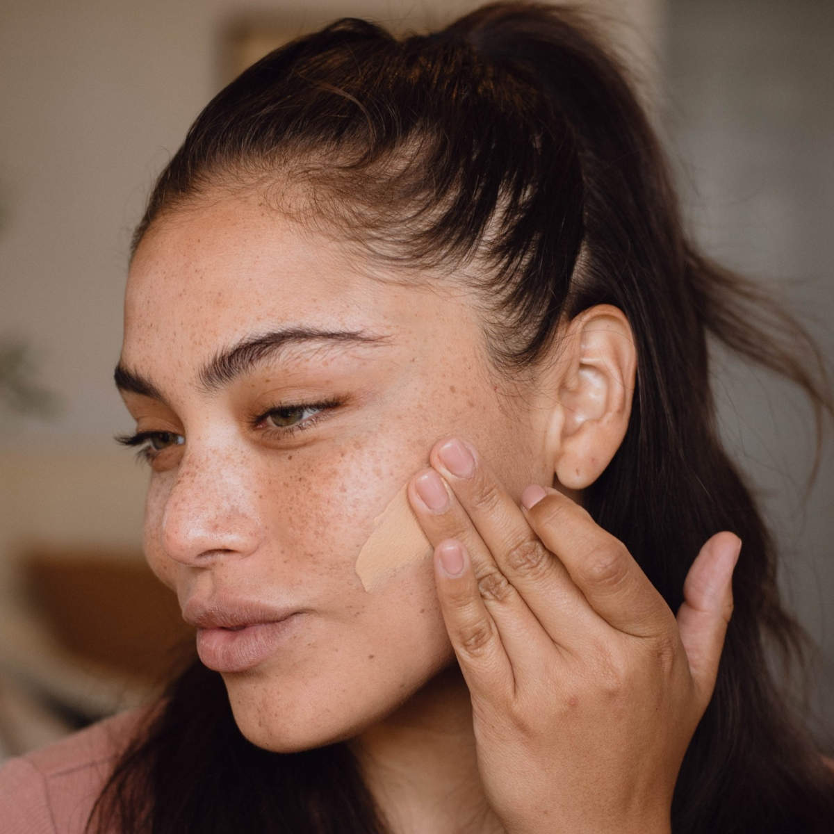 Applicazione della CC cream Florence by Mills Like a Skin Tint