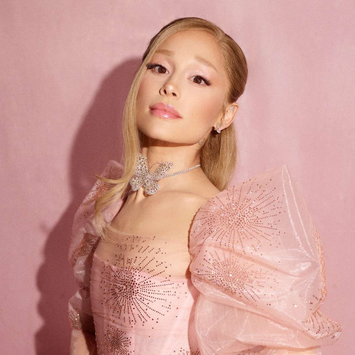 Trucco di Ariana Grande come Glinda della premieré di Wicked Trucco di Ariana Grande come Glinda della premieré di Wicked