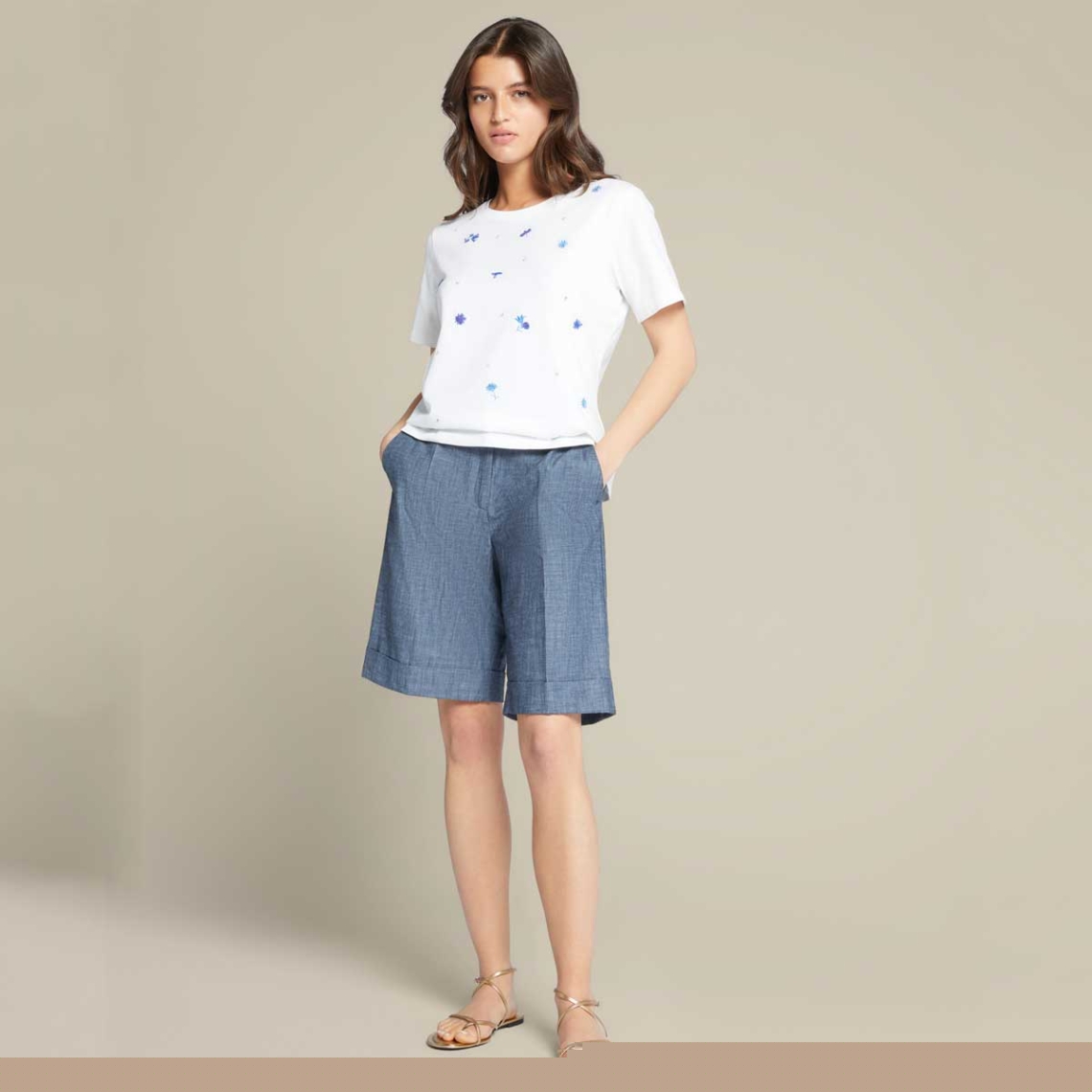 Pantaloni Scurti Cu Volane In Fata Si Imprimeu Floral