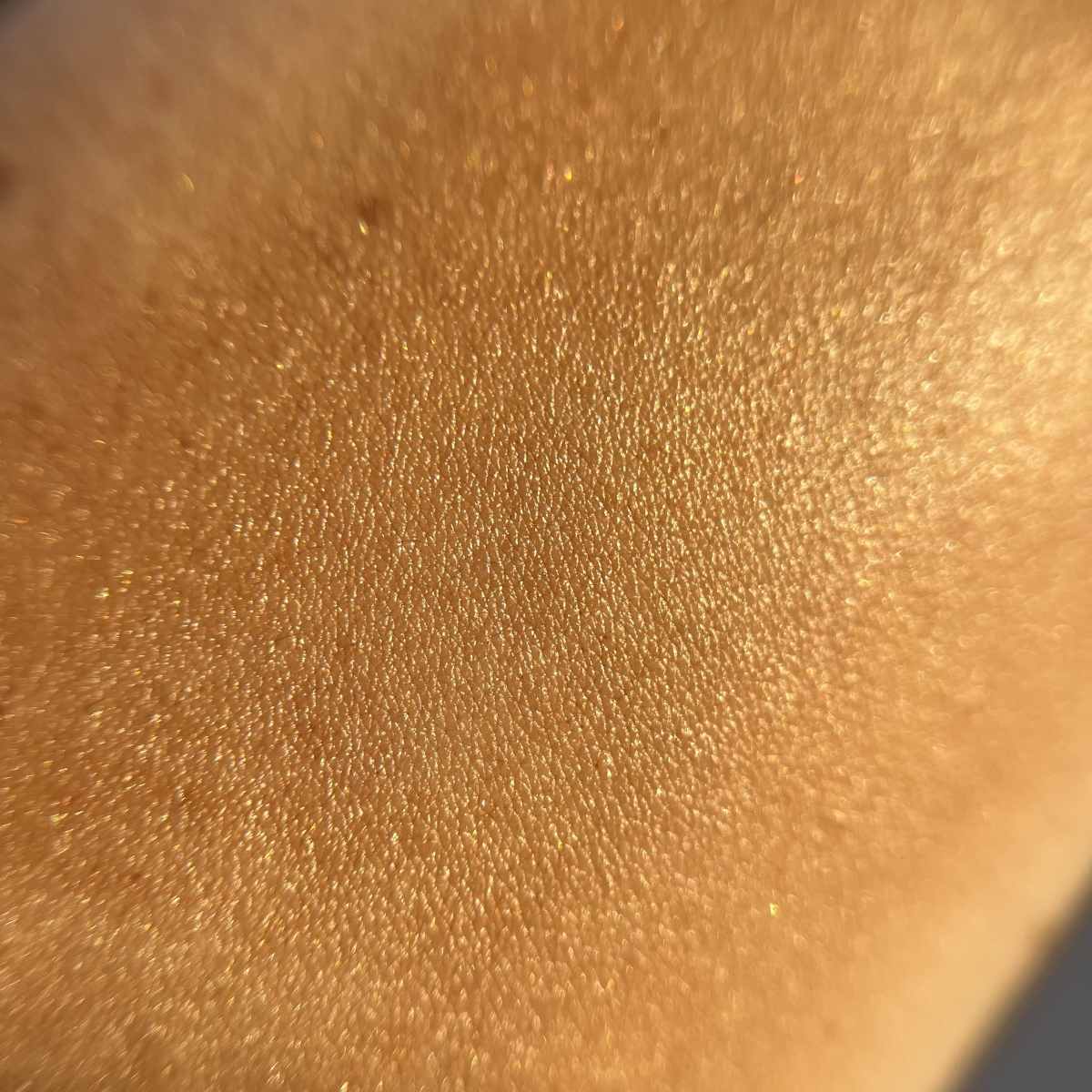 Effetto sulla pelle delle gocce a effetto abbronzante di Essence Effetto sulla pelle delle gocce a effetto abbronzante di Essence