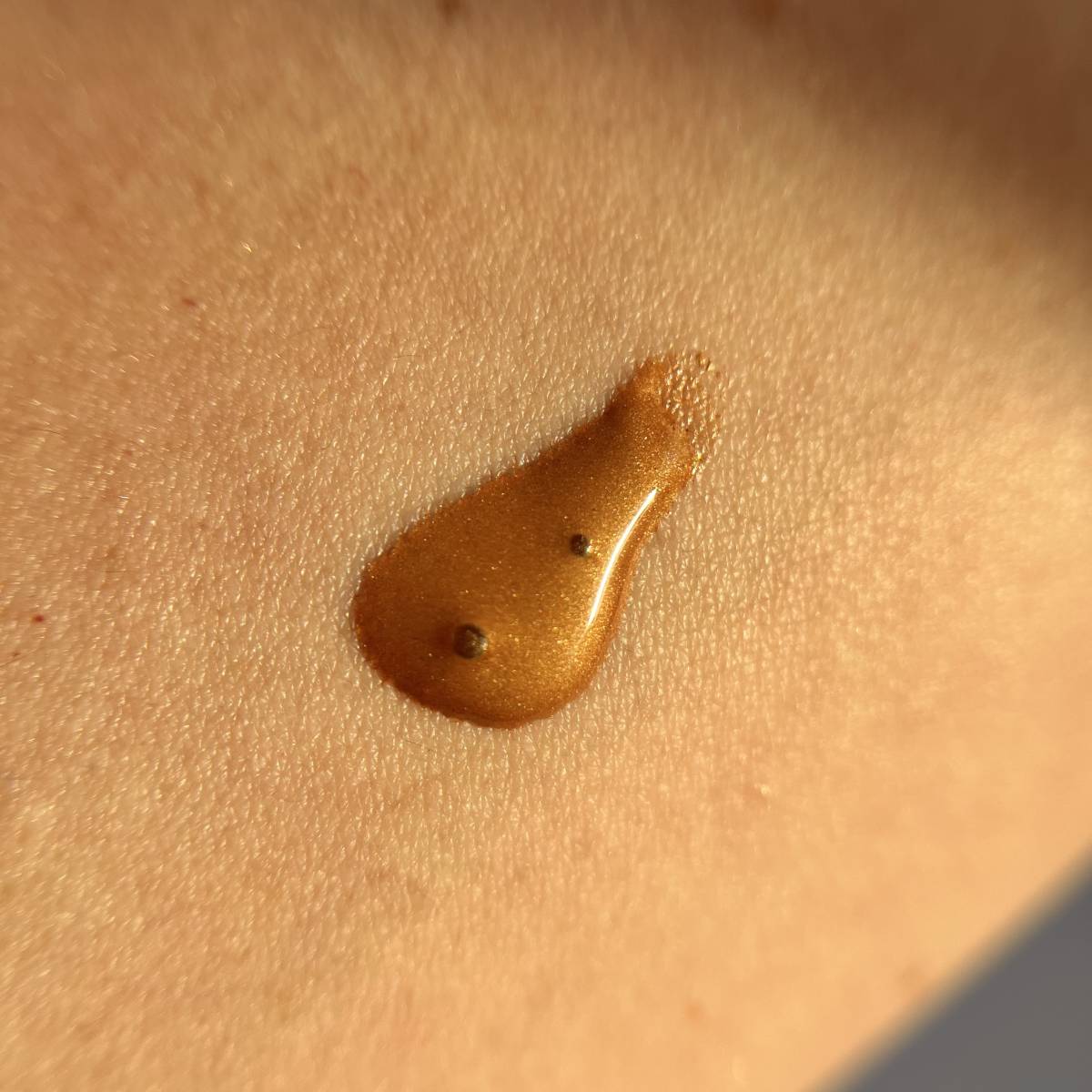 Texture e colore gocce a effetto abbronzante di Essence Texture e colore gocce a effetto abbronzante di Essence