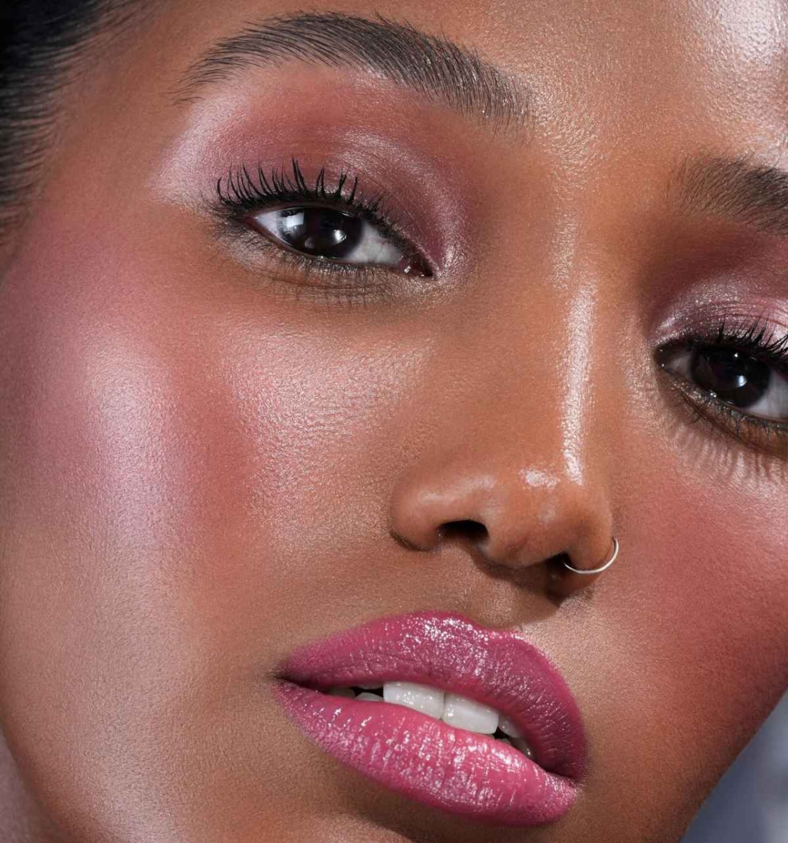 Trucco monocromatico con ombretto rosa Trucco monocromatico con ombretto rosa