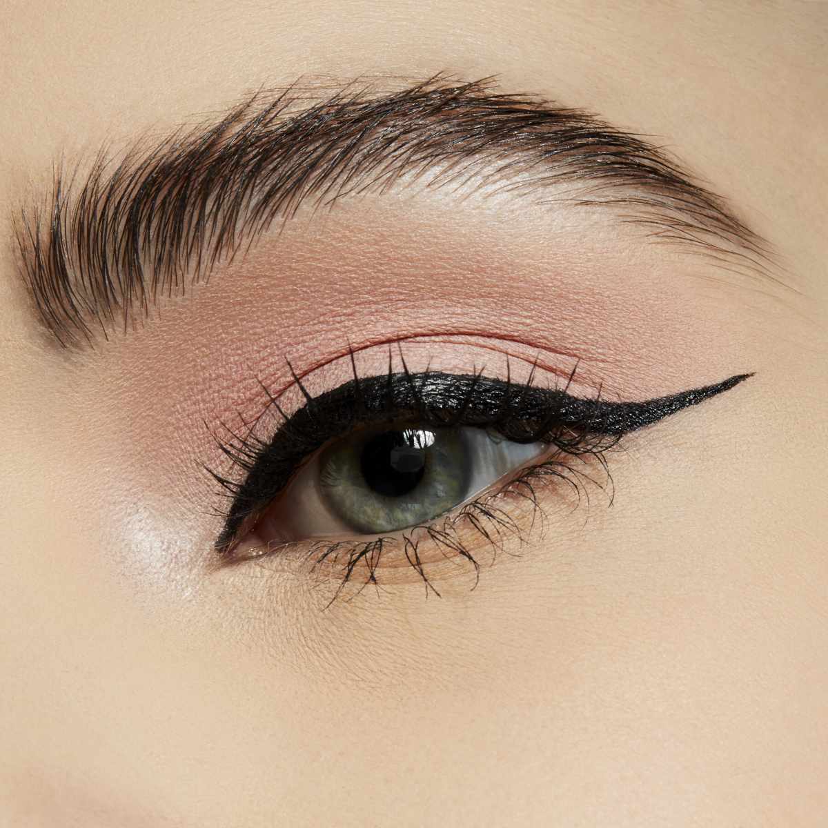 Make uo da giorno con eyeliner e rossetto rosa Make uo da giorno con eyeliner e rossetto rosa
