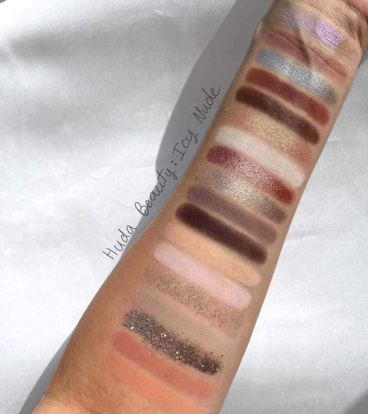 Swatches palette Huda Beauty Icy Nude Swatches palette Huda Beauty Icy Nude
