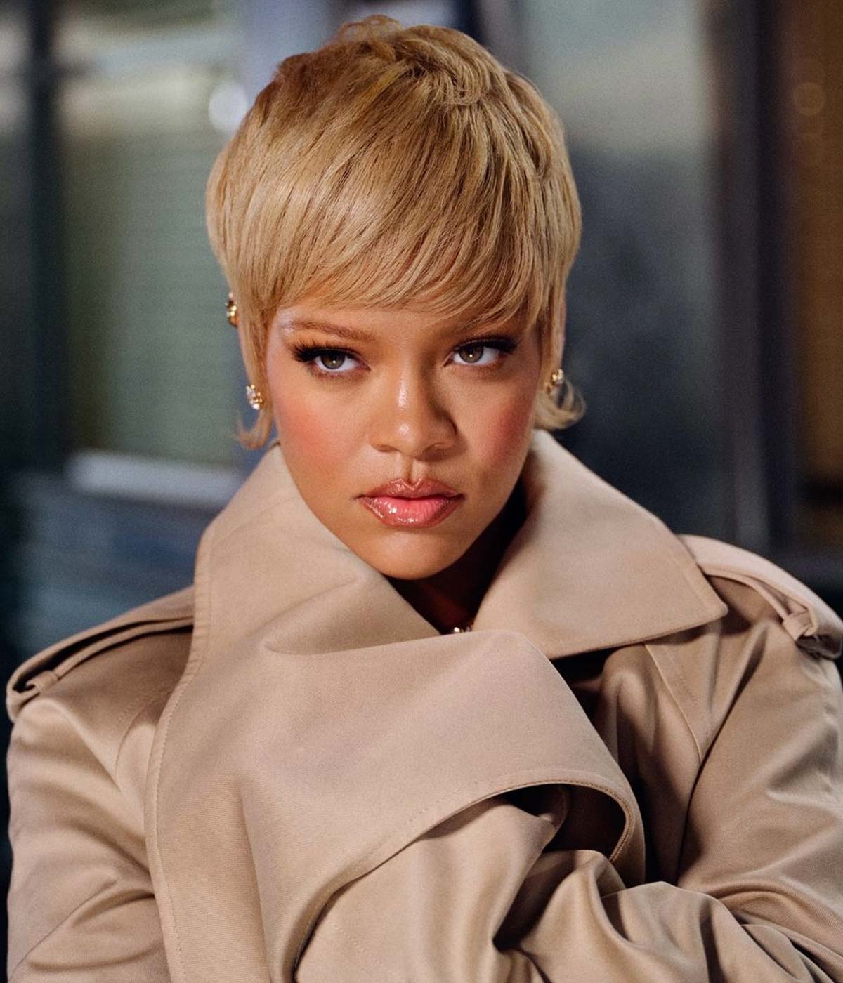 Rihanna con taglio capelli corti: foto del pixie cut biondo!