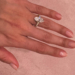 Manicure di Selenza Gomez per mostrare anello di fidanzamento