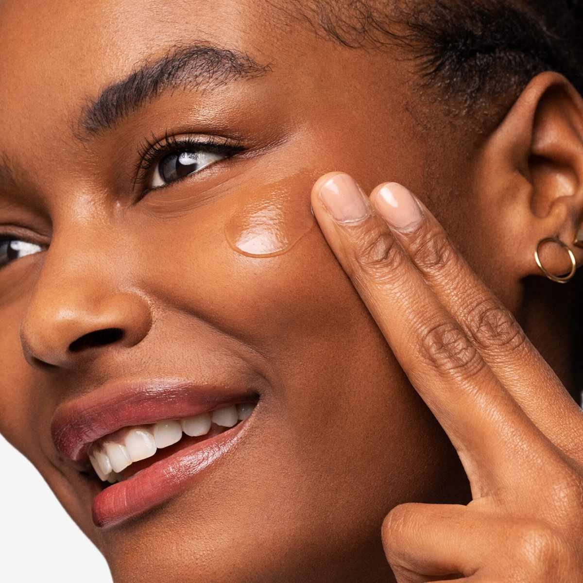 Trucco estivo con protezione solare Trucco estivo con protezione solare