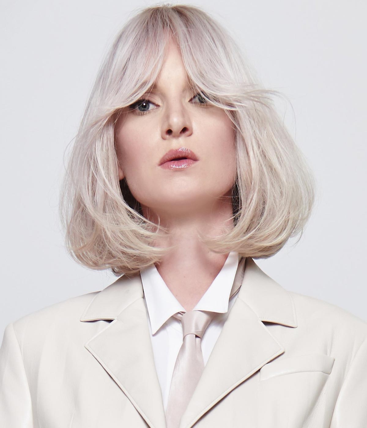 Tagli capelli medi colore pearl blonde Tagli capelli medi colore pearl blonde