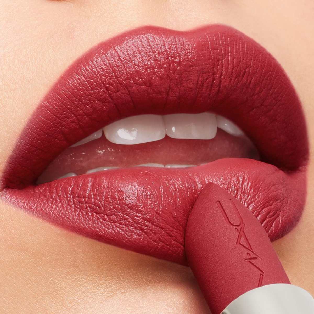 Guida su come applicare il rossetto Guida su come applicare il rossetto