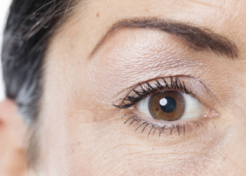 Come evitare l'effetto "ragno" del mascara sulle ciglia mature