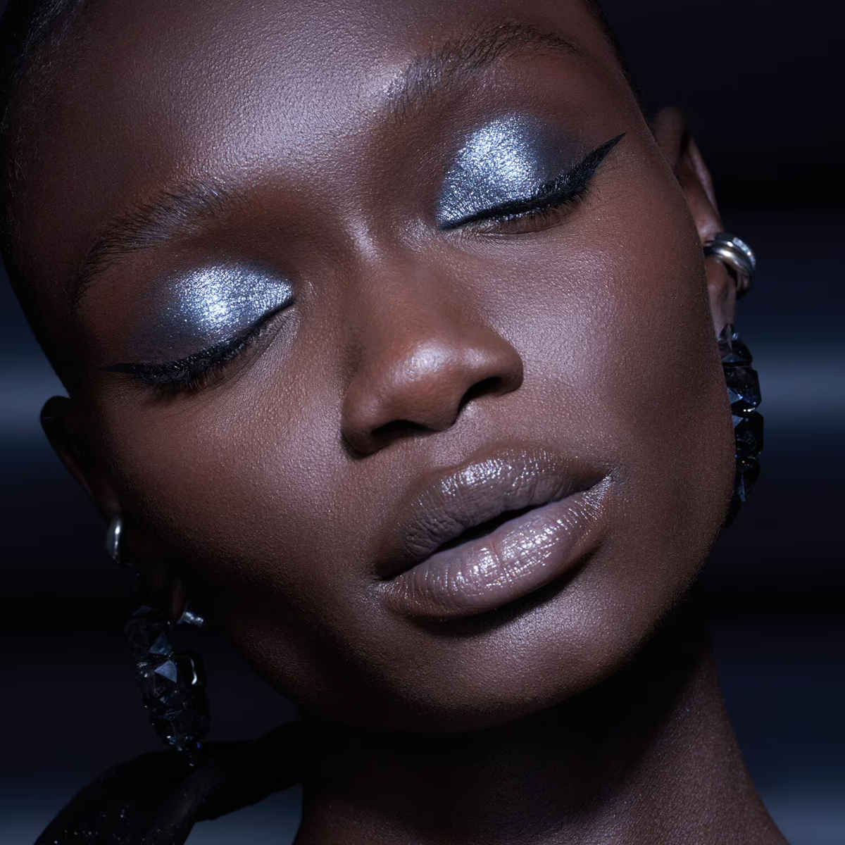 Tendenza trucco otherworldy su pelle nera Tendenza trucco otherworldy su pelle nera