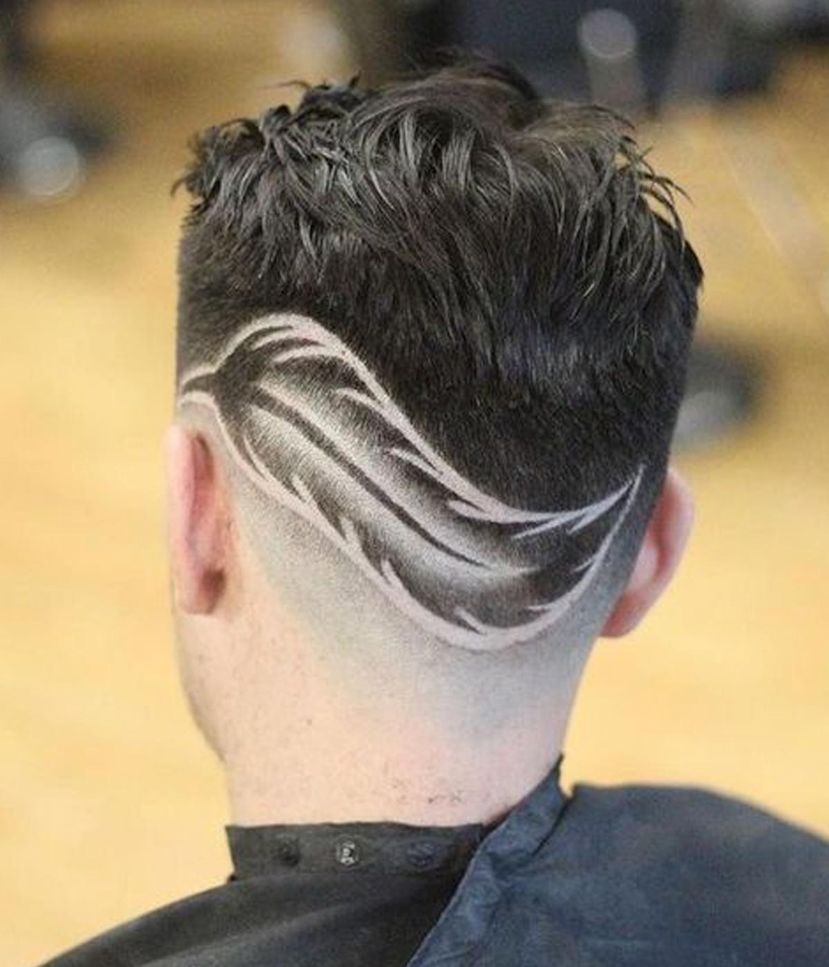 Capelli corti uomo con rasature e disegni Capelli corti uomo con rasature e disegni