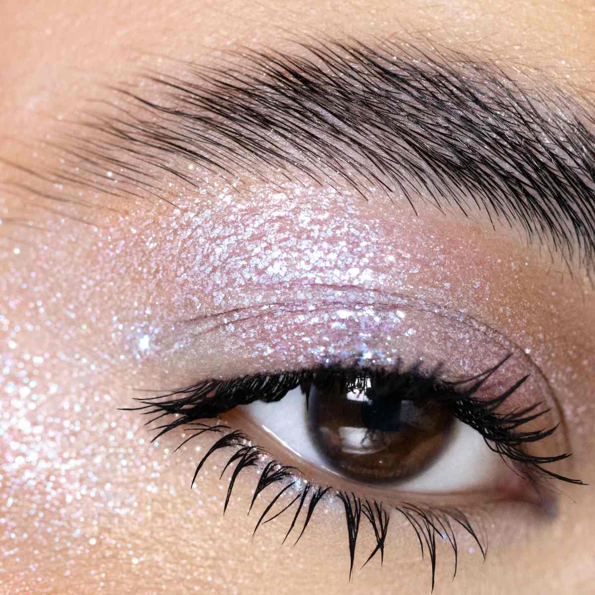 Make up occhi estivo con brillantini Make up occhi estivo con brillantini