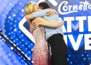 Lorella Cuccarini a Battiti Live con abito Blumarine