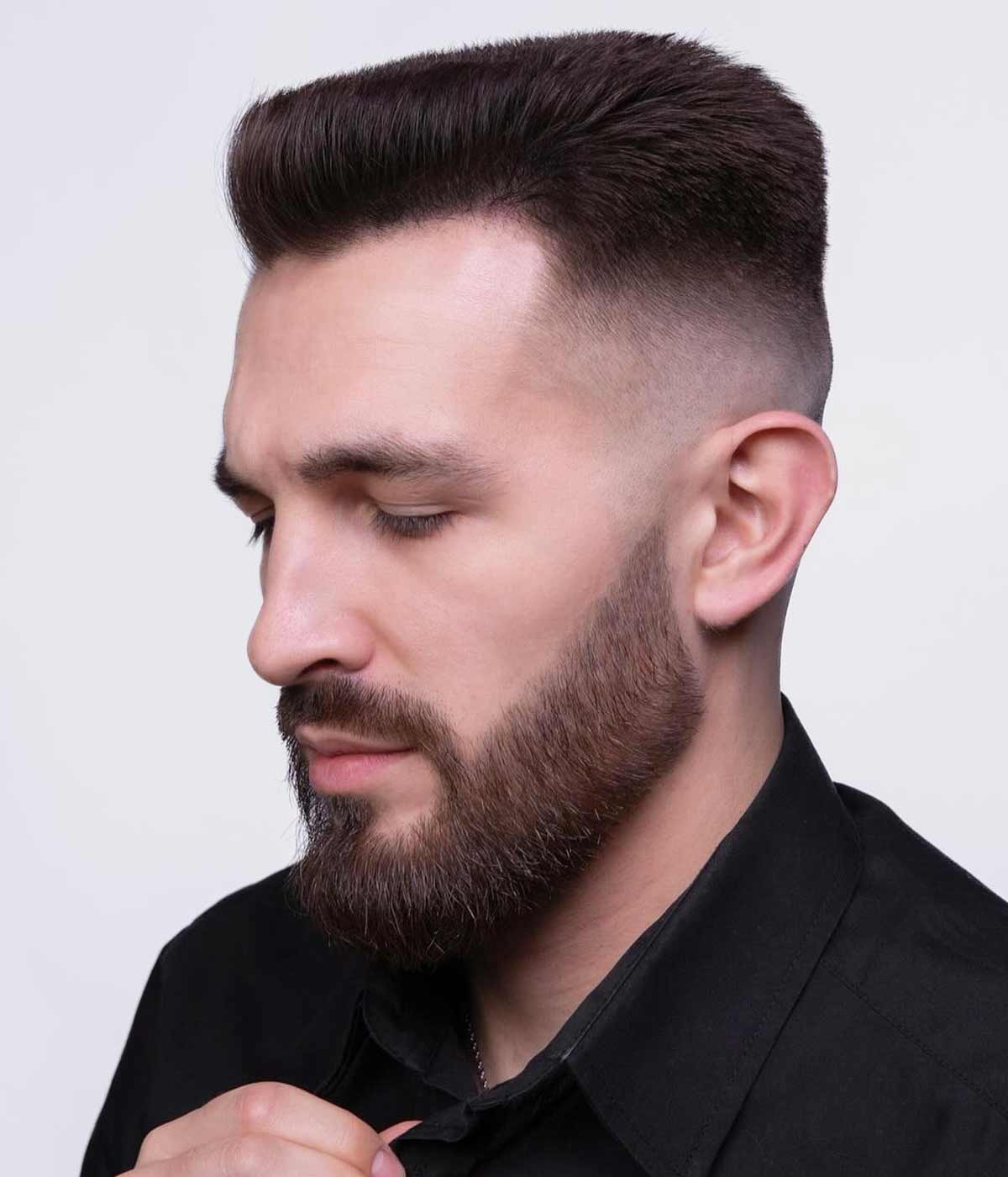 Taglio corto sfumato con rasature e barba Taglio corto sfumato con rasature e barba