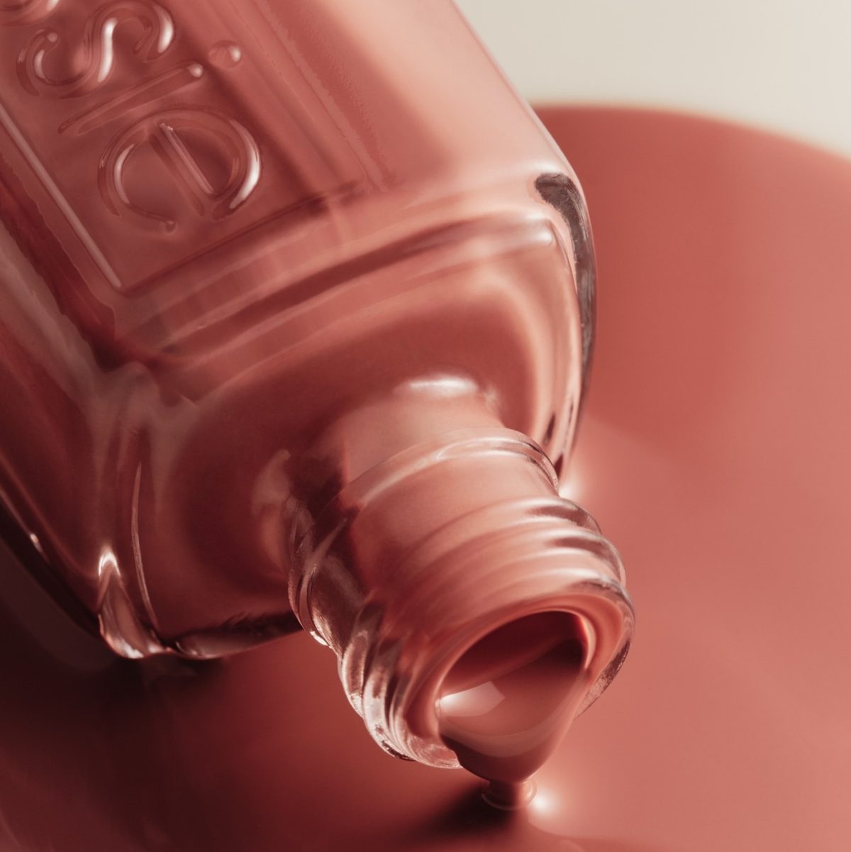 Come applicare gli smalti Essie Come applicare gli smalti Essie