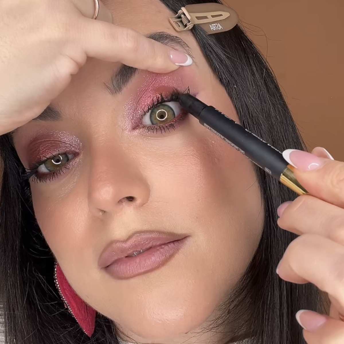 Trucco di San Valentino con eyeliner e ciglia finte Trucco di San Valentino con eyeliner e ciglia finte