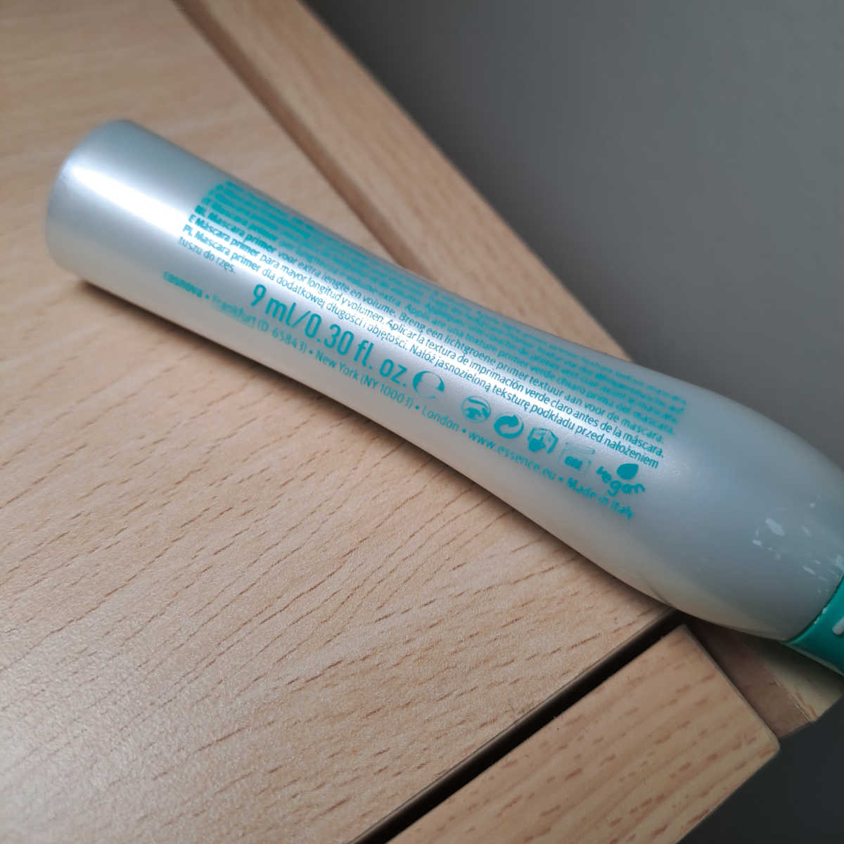 Essence primer volumizzante per mascara Essence primer volumizzante per mascara