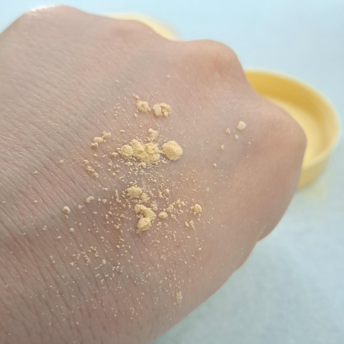 Texture cipria gialla Essence Banana Texture cipria gialla Essence Banana