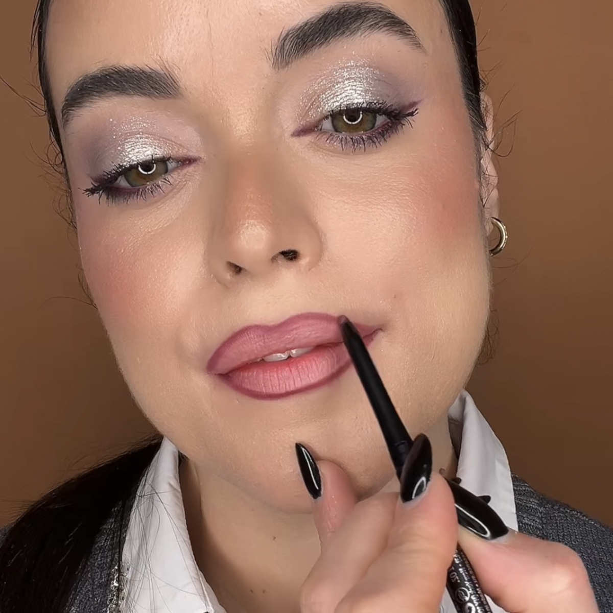 Trucco labbra natalizio con matita e rossetto rosso Trucco labbra natalizio con matita e rossetto rosso