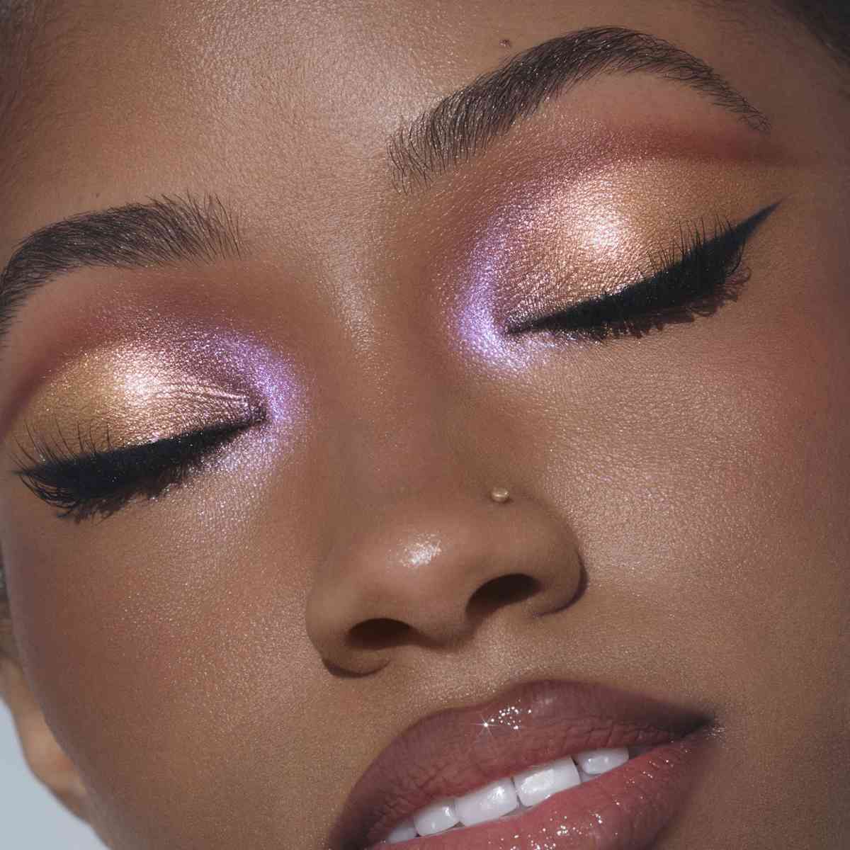 Trucco di Capodanno con ombretto oro Trucco di Capodanno con ombretto oro