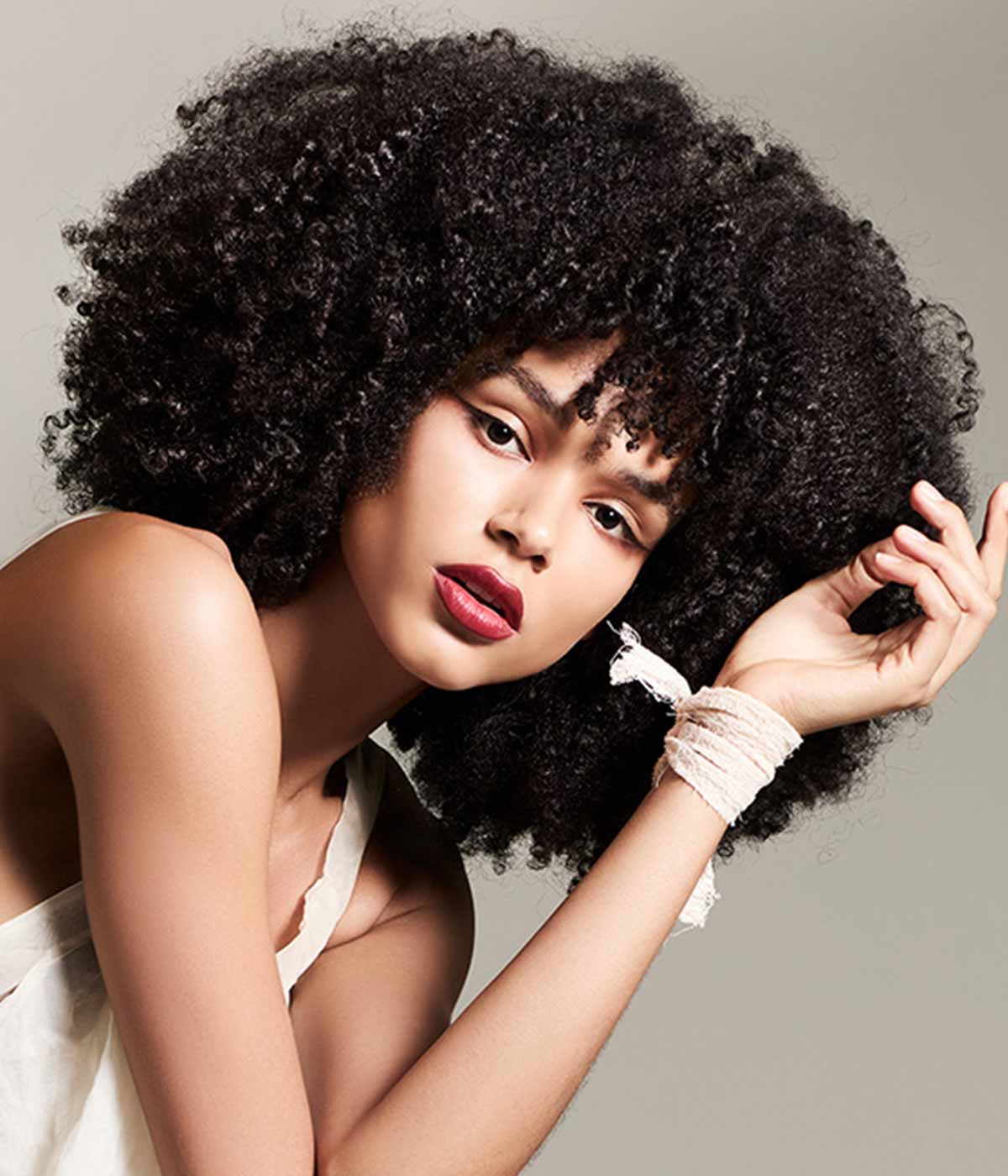 Ricci afro tagli scalati con frangia Ricci afro tagli scalati con frangia