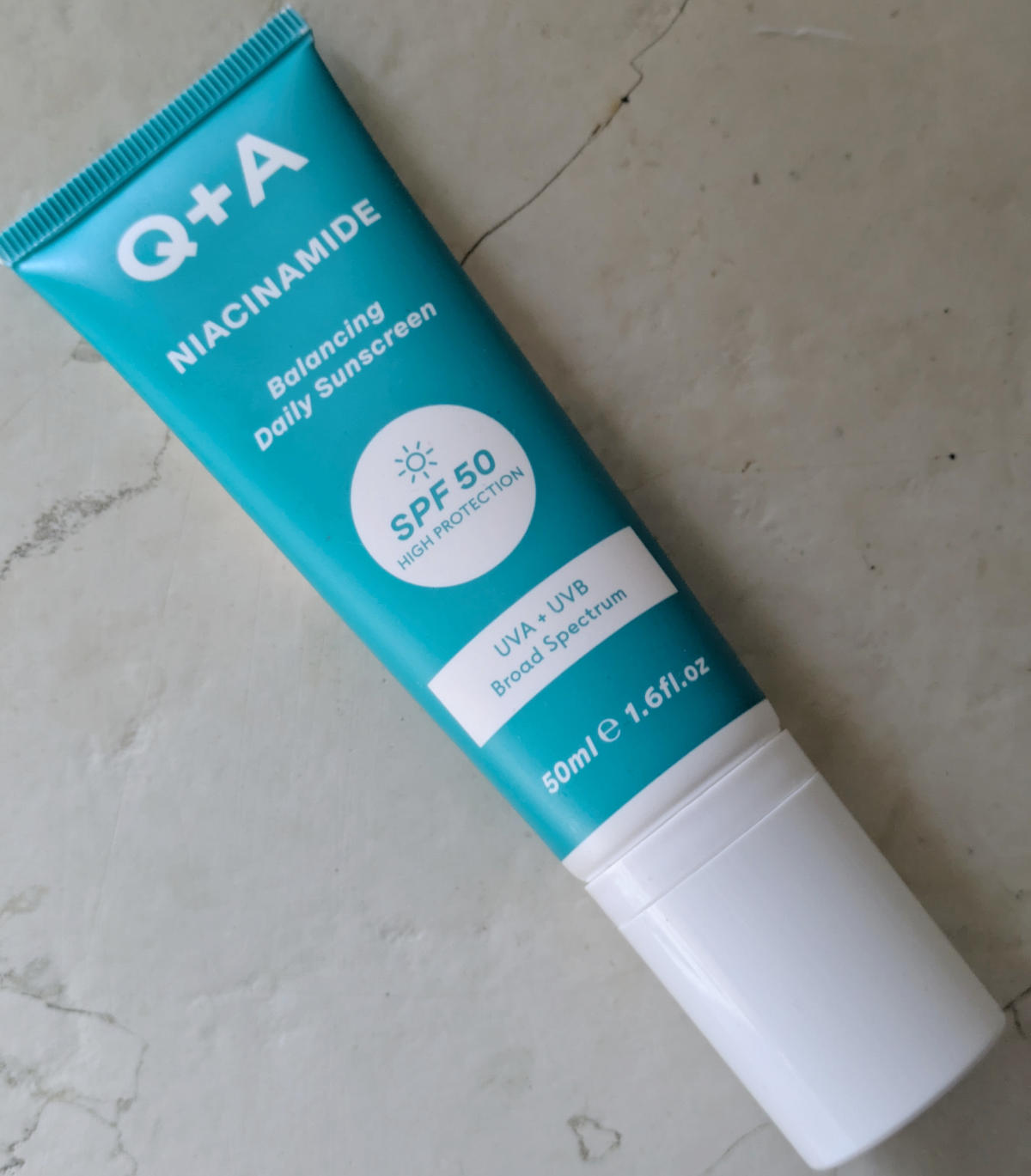 Crema solare Q+A con niacinamide Crema solare Q+A con niacinamide