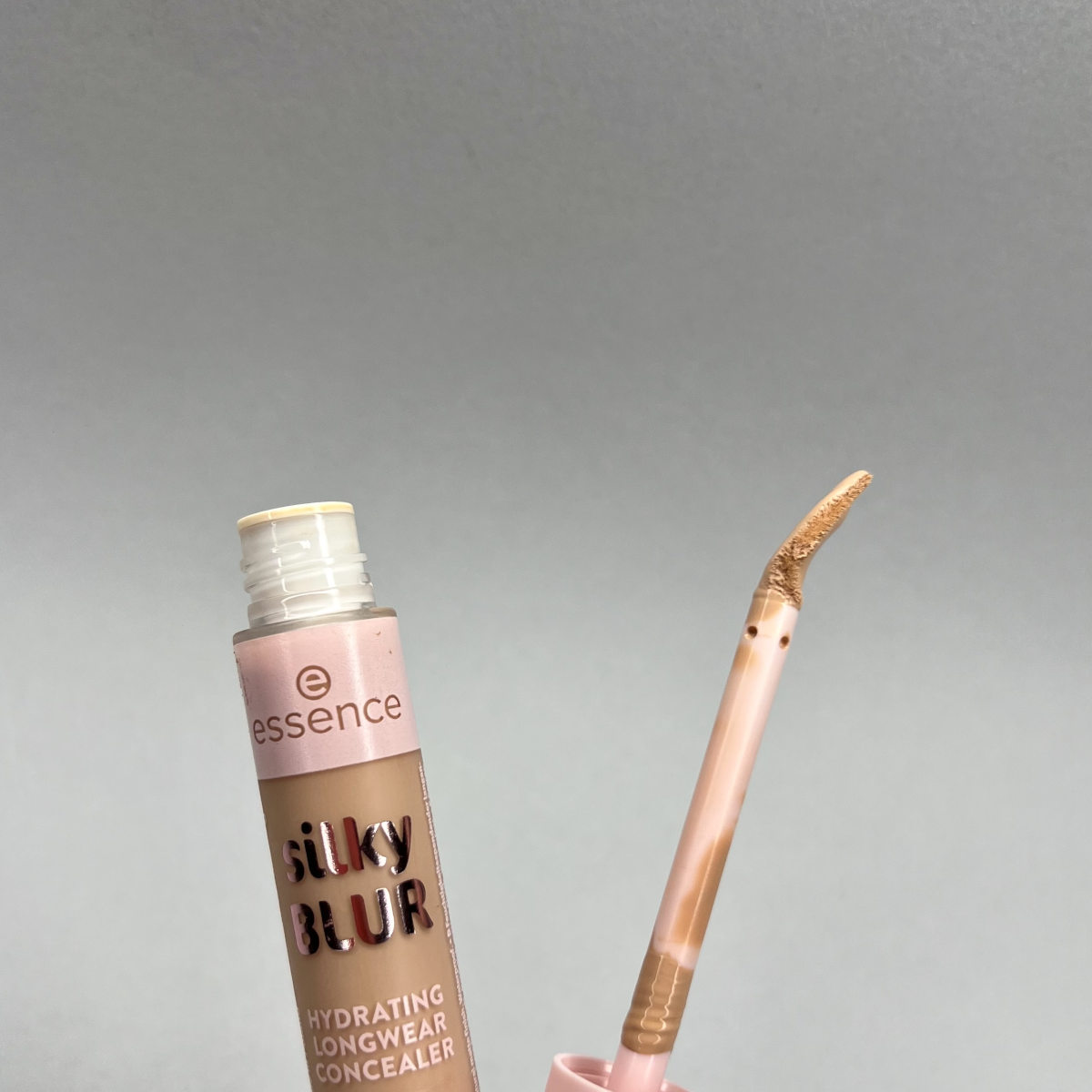 Essence Silky Blur correttore a lunga tenuta Essence Silky Blur correttore a lunga tenuta