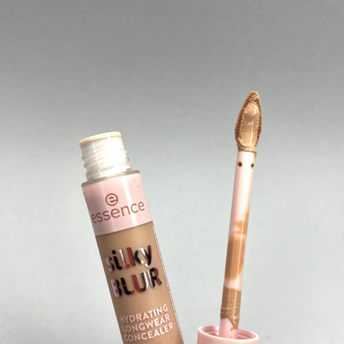 Applicatore del correttore Essence Silky Blur Applicatore del correttore Essence Silky Blur