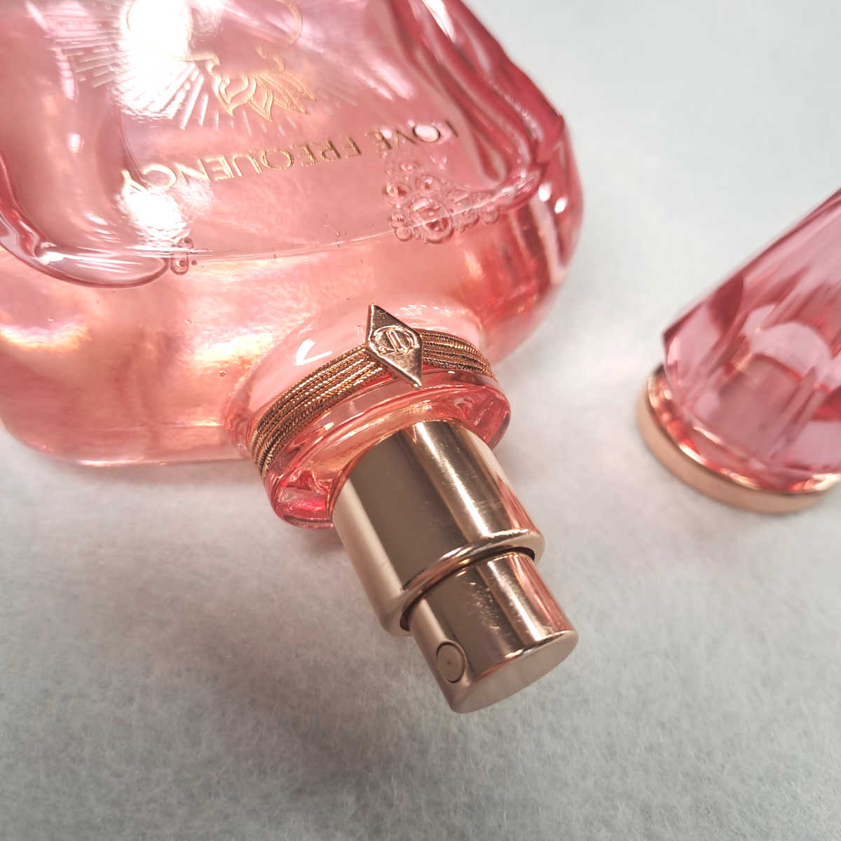 Charlotte Tilbury profumo alla rosa Love Frequency Charlotte Tilbury profumo alla rosa Love Frequency