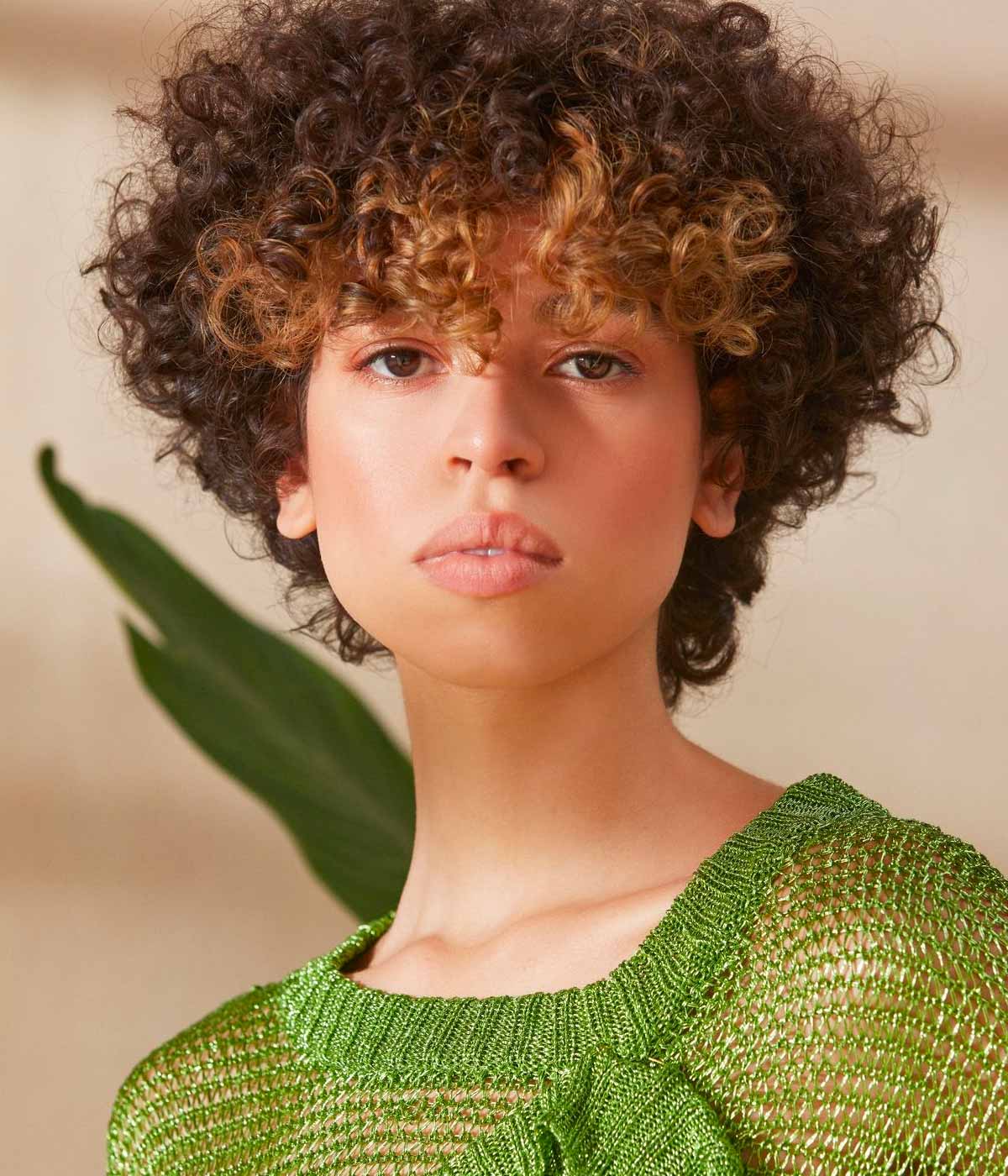 Ricci afro tagli corti scalati con frangia Ricci afro tagli corti scalati con frangia
