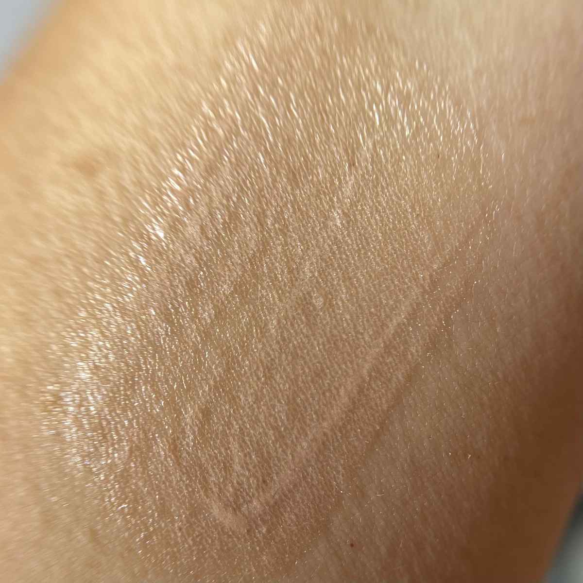 Texture dell'illuminante liquido Rhode Highlight Milk Texture dell'illuminante liquido Rhode Highlight Milk