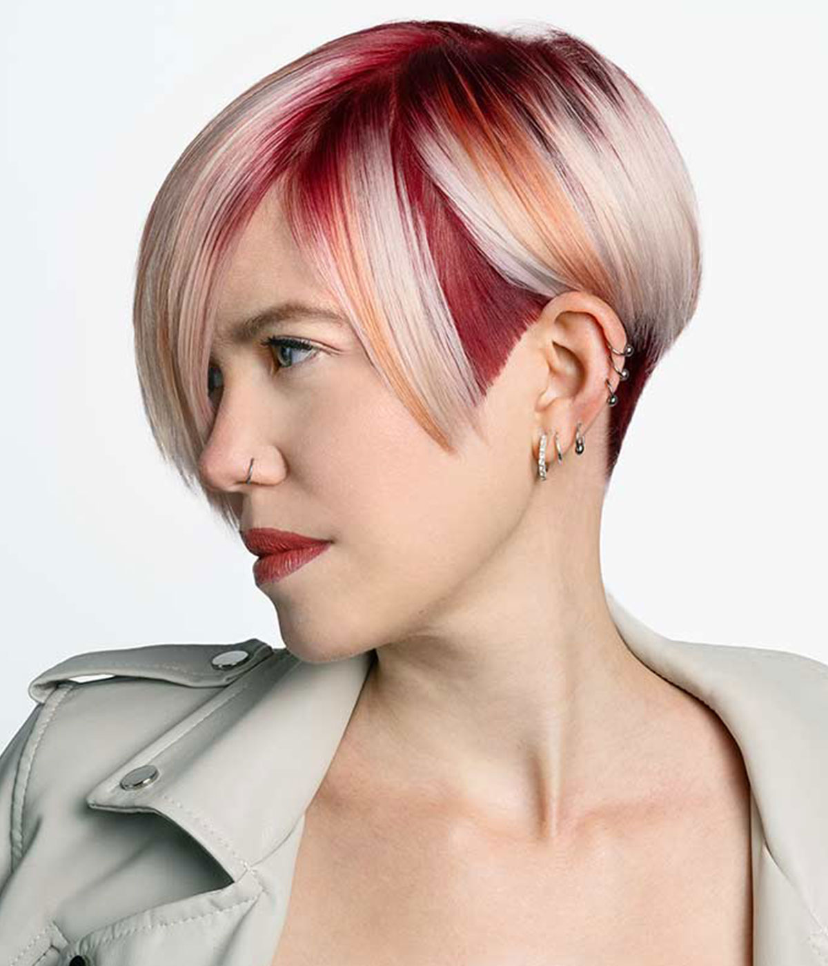 Capelli lisci corti con rasatura Capelli lisci corti con rasatura