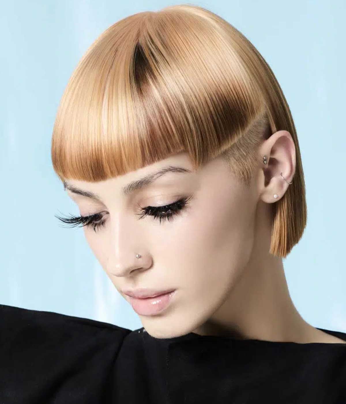 Bob cut liscio con rasatura di lato Bob cut liscio con rasatura di lato