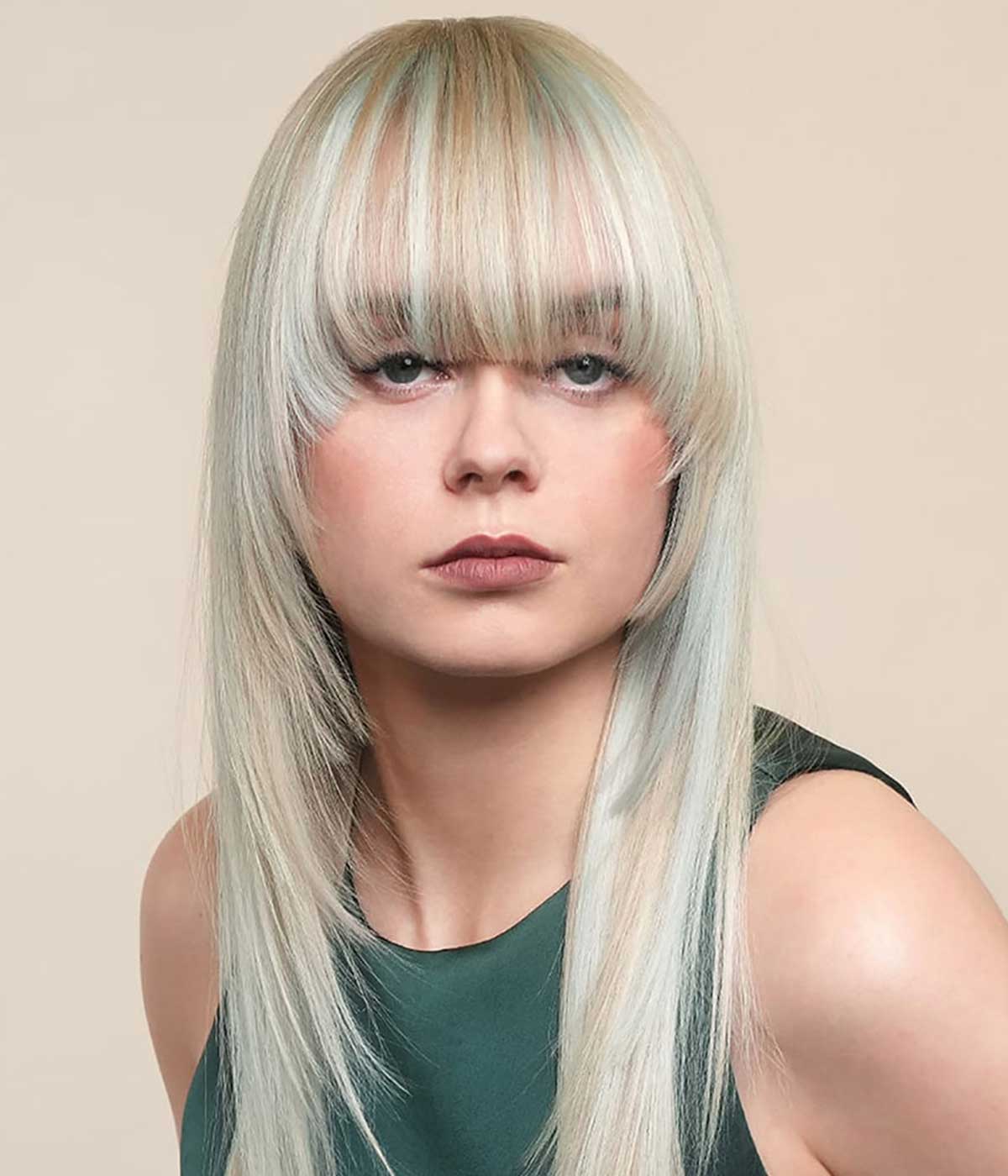 Capelli lunghi lisci tagli scalati con frangia Capelli lunghi lisci tagli scalati con frangia