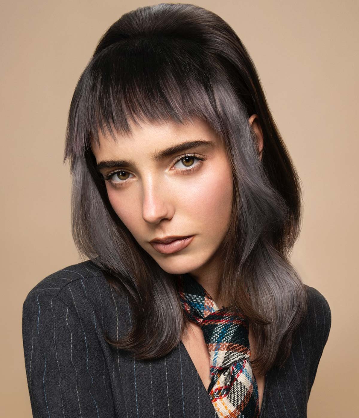 Capelli lunghi lisci con frangia irregolare Capelli lunghi lisci con frangia irregolare