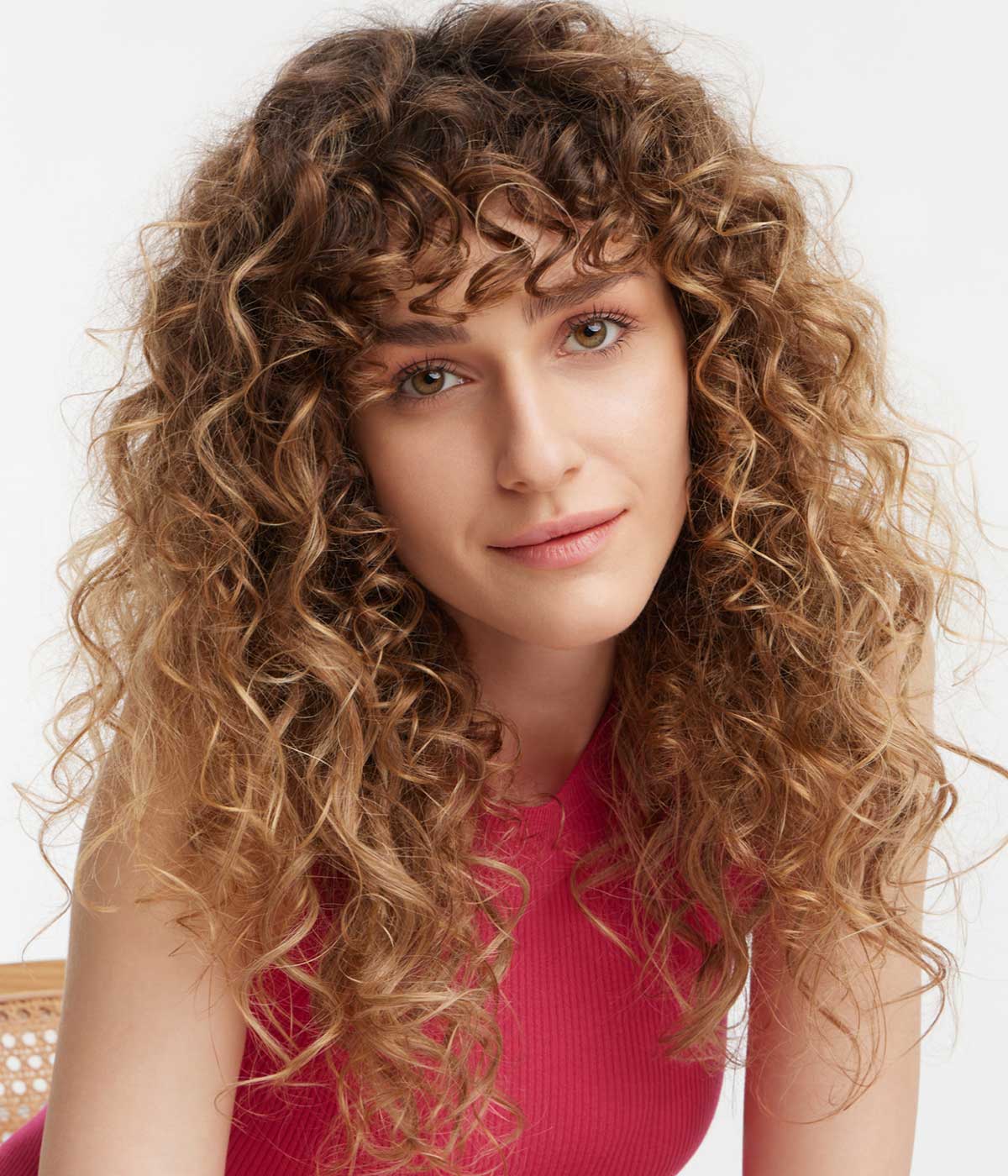Tagli scalati capelli lunghi ricci con frangia Tagli scalati capelli lunghi ricci con frangia