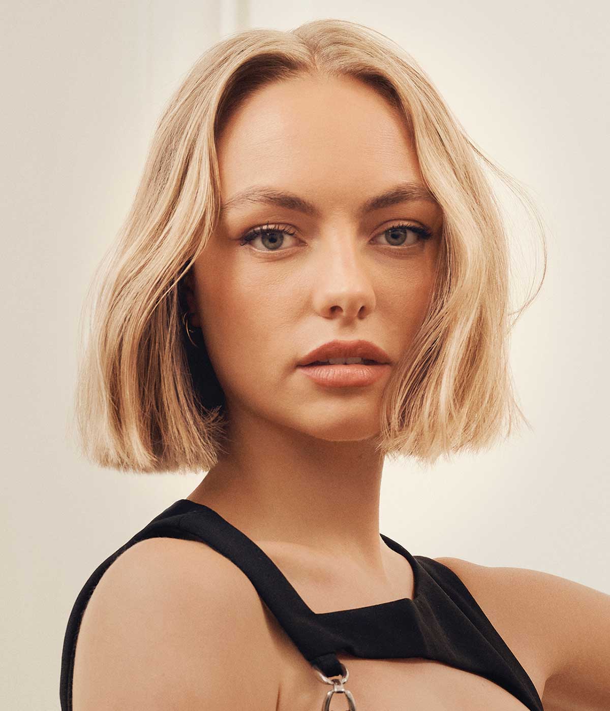 Caschetto pari con riga al centro Caschetto pari con riga al centro