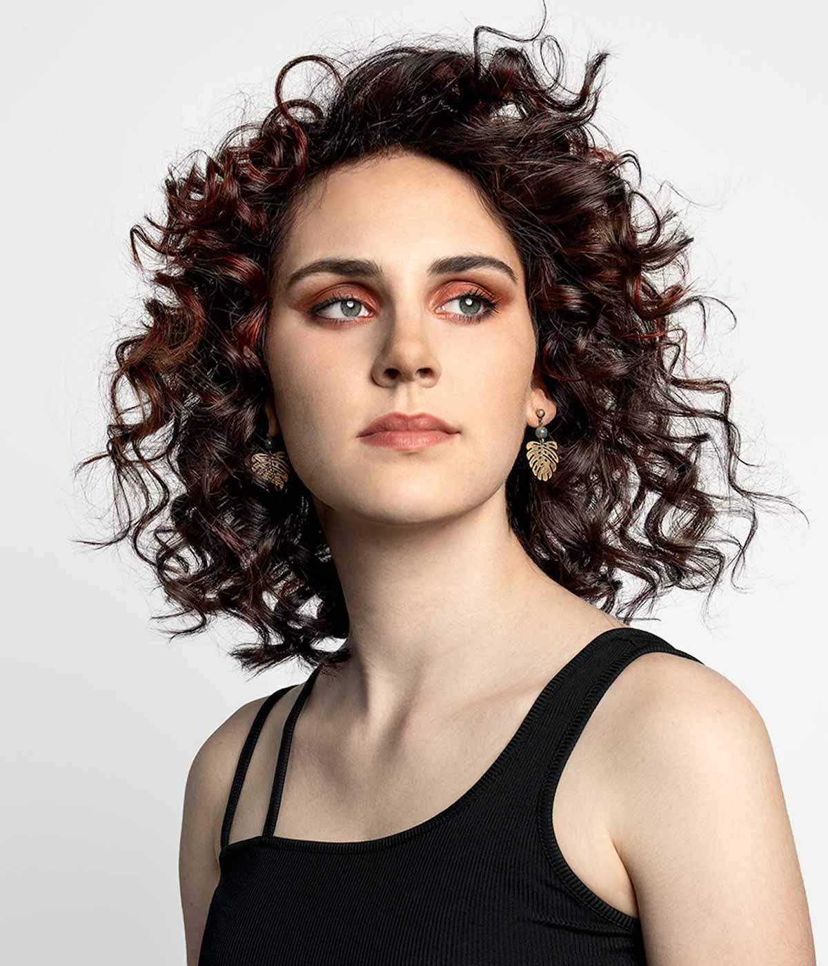 Caschetto riccio scalato con ciuffo Caschetto riccio scalato con ciuffo