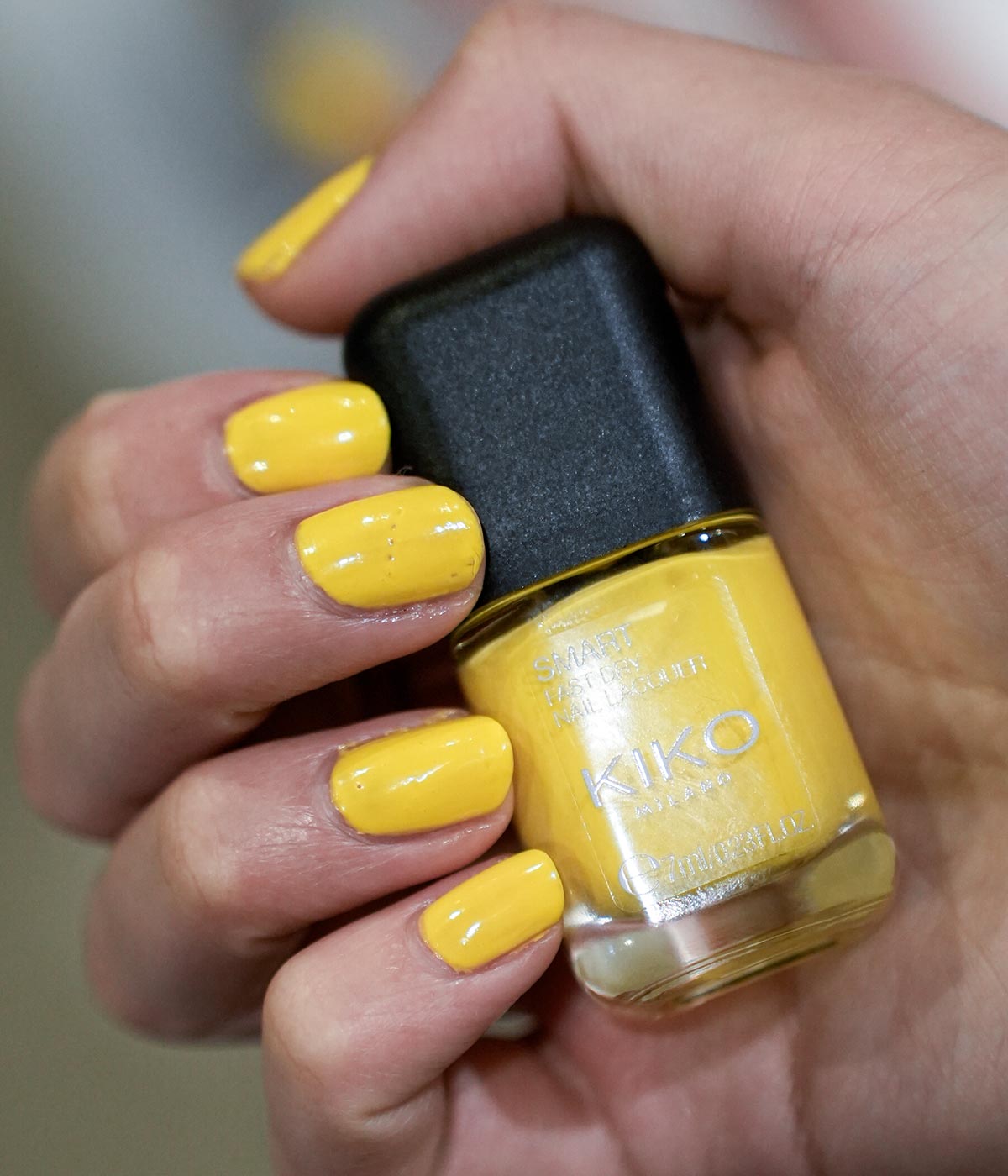 Nail art con smalto giallo Inverno 2025 2026 Nail art con smalto giallo Inverno 2025 2026