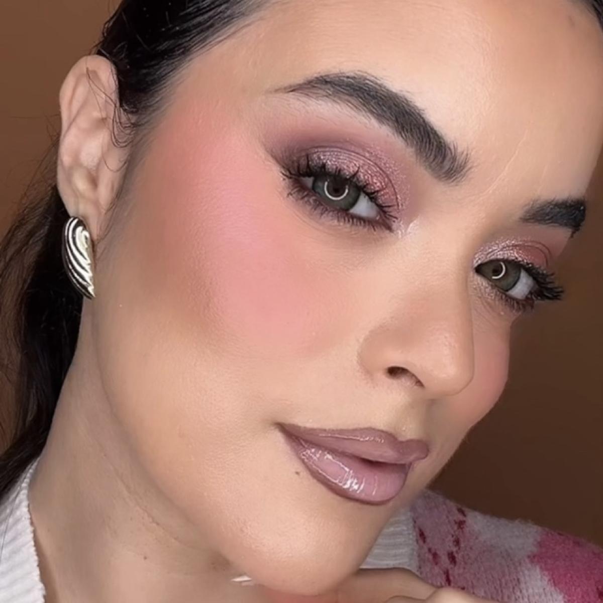 Trucco draping con blush tendenza 2026 Trucco draping con blush tendenza 2026